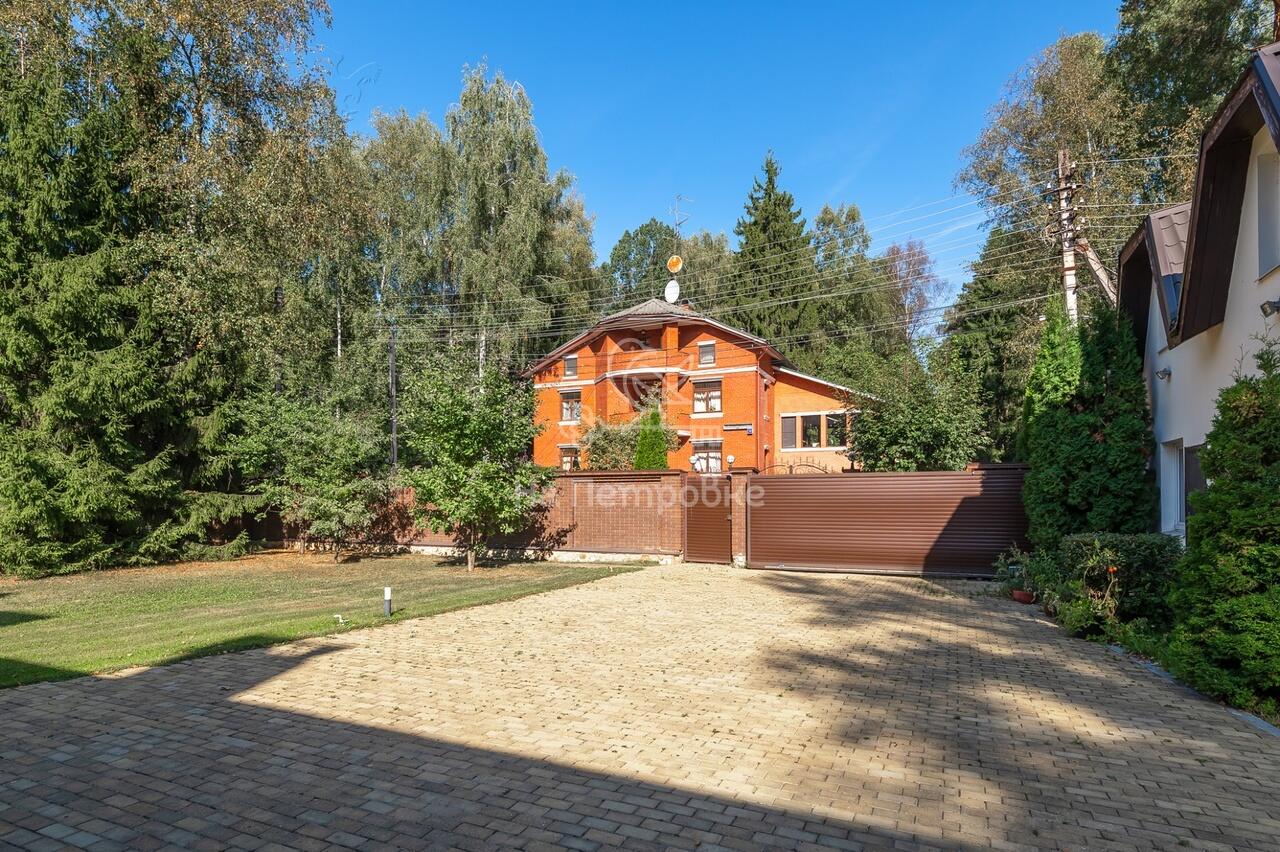 3-этажный коттедж 1 100 м² с отделкой