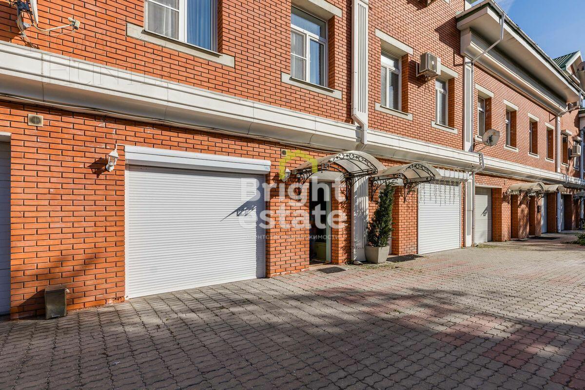 3-УРОВНЕВЫЙ ТАУНХАУС С ОТДЕЛКОЙ 264.9 М² НА 1 ЭТАЖЕ