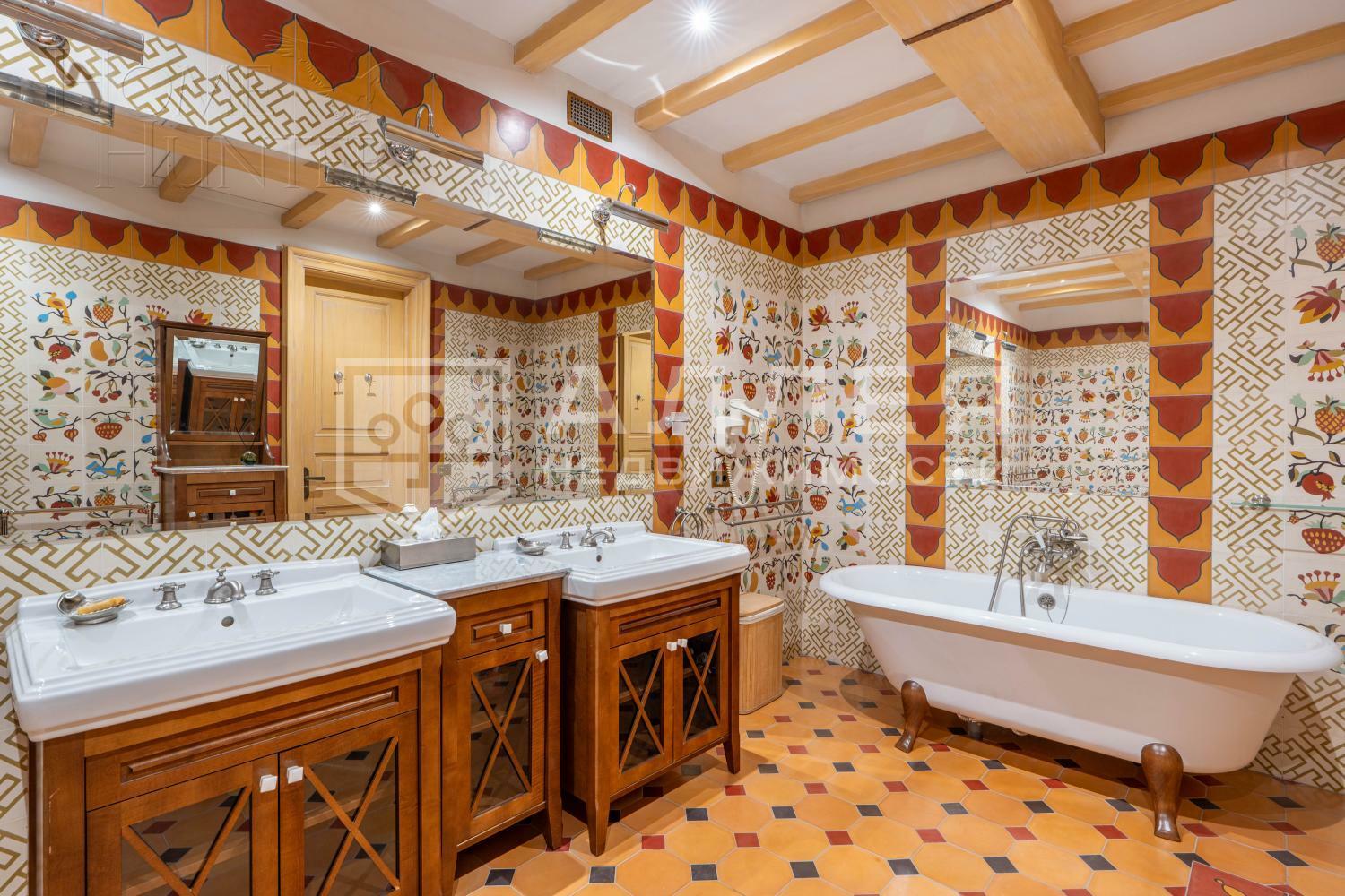 2-этажный коттедж 1 018 м² с отделкой