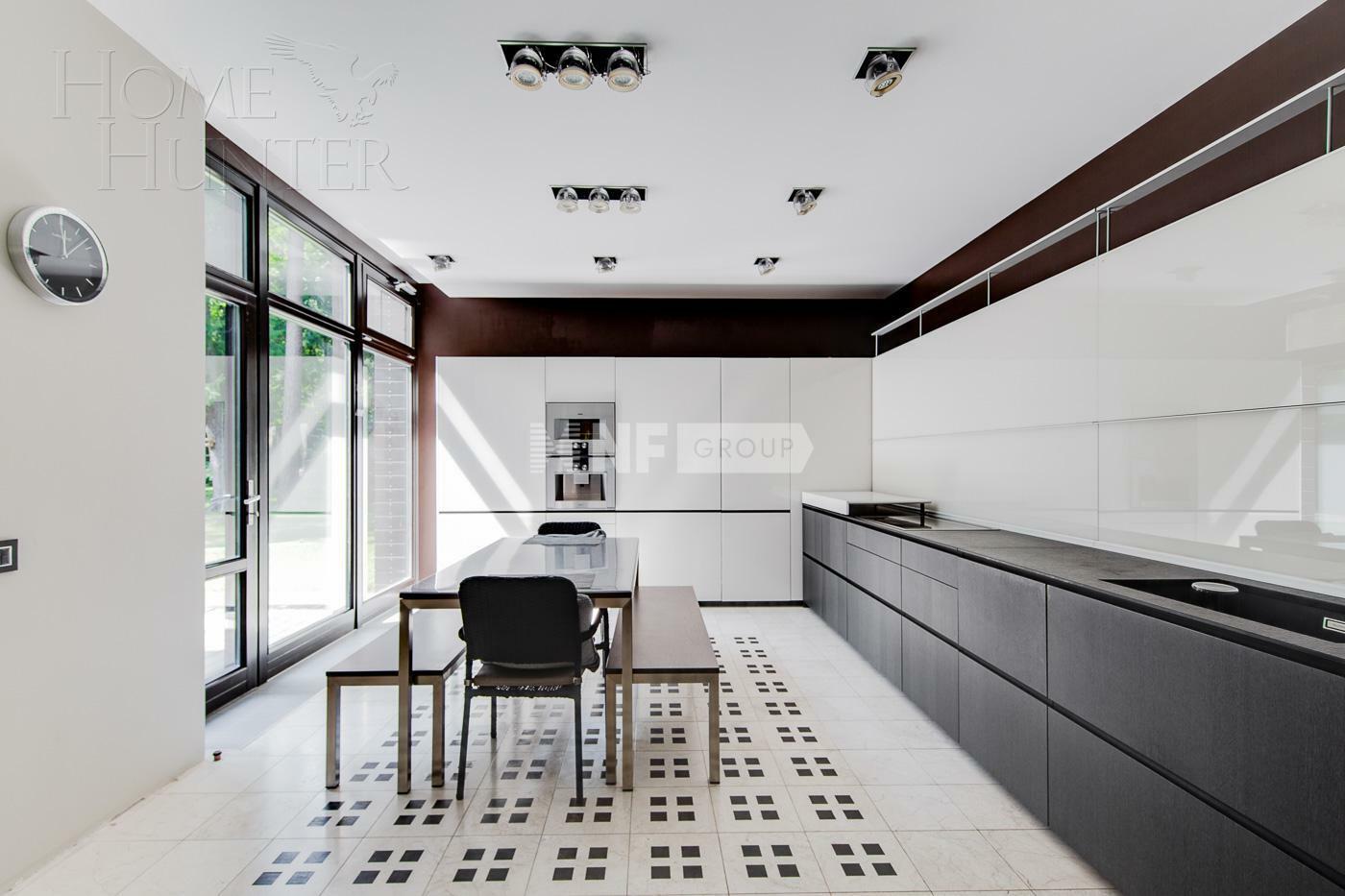 4-этажный коттедж 1 100 м² с отделкой