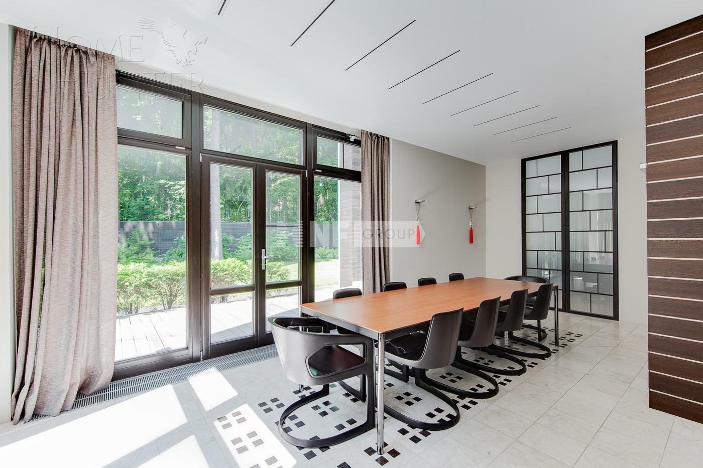 4-этажный коттедж 1 100 м² с отделкой