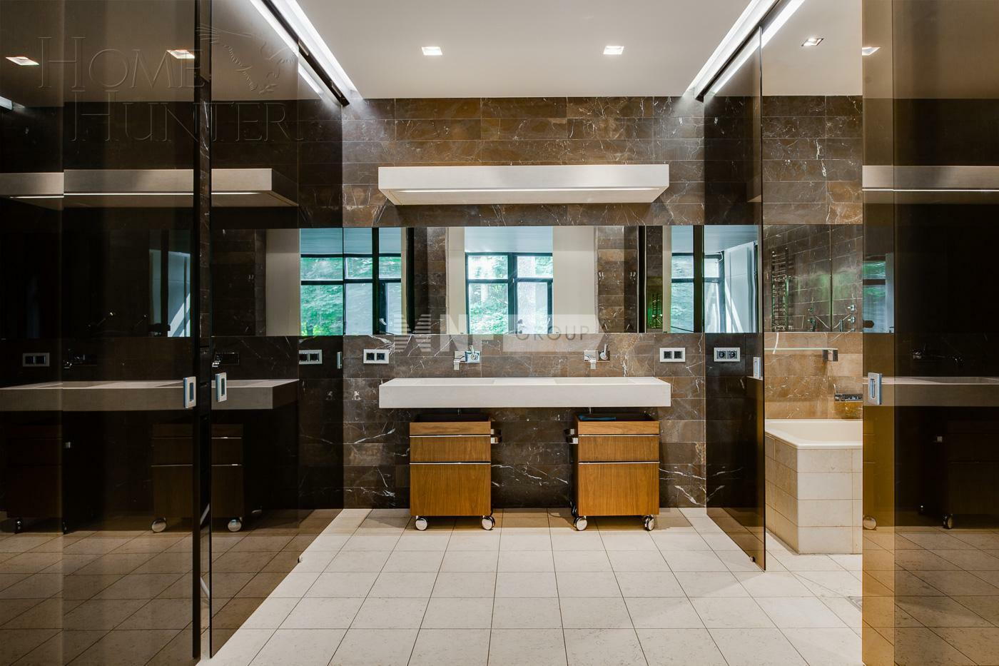 4-этажный коттедж 1 100 м² с отделкой