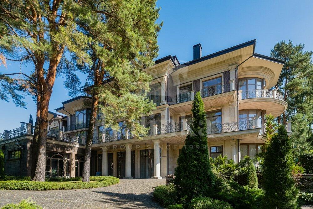 3-этажный коттедж 2 500 м² с отделкой