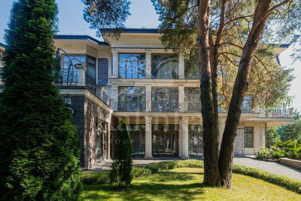 3-этажный коттедж 2 500 м² с отделкой