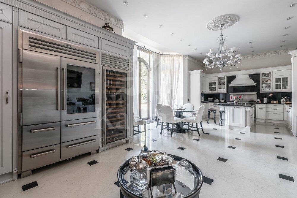 3-этажный коттедж 2 500 м² с отделкой