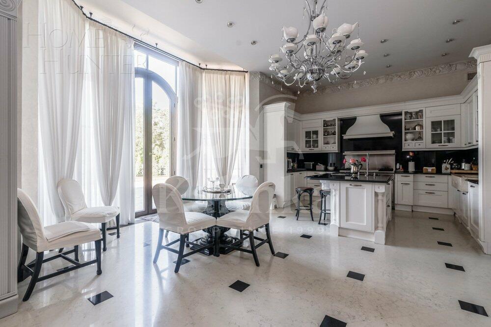 3-этажный коттедж 2 500 м² с отделкой