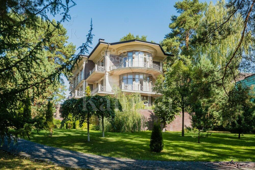 3-этажный коттедж 2 500 м² с отделкой