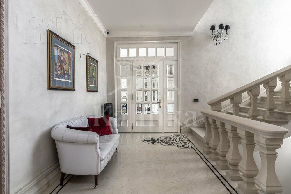 3-этажный коттедж 2 500 м² с отделкой