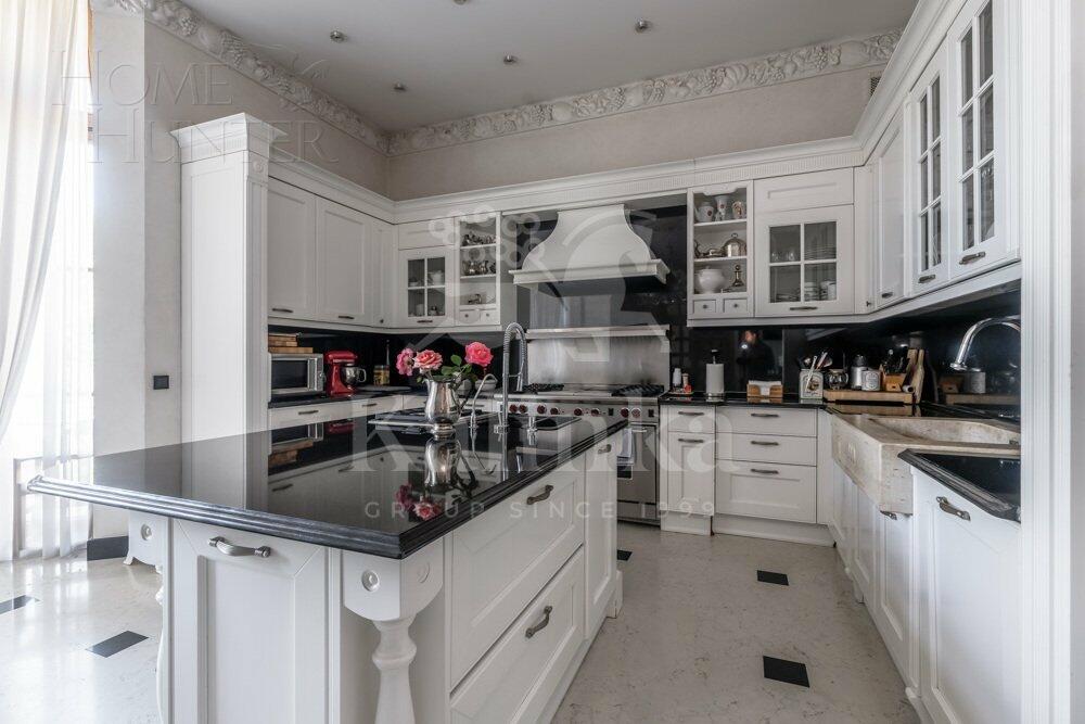 3-этажный коттедж 2 500 м² с отделкой