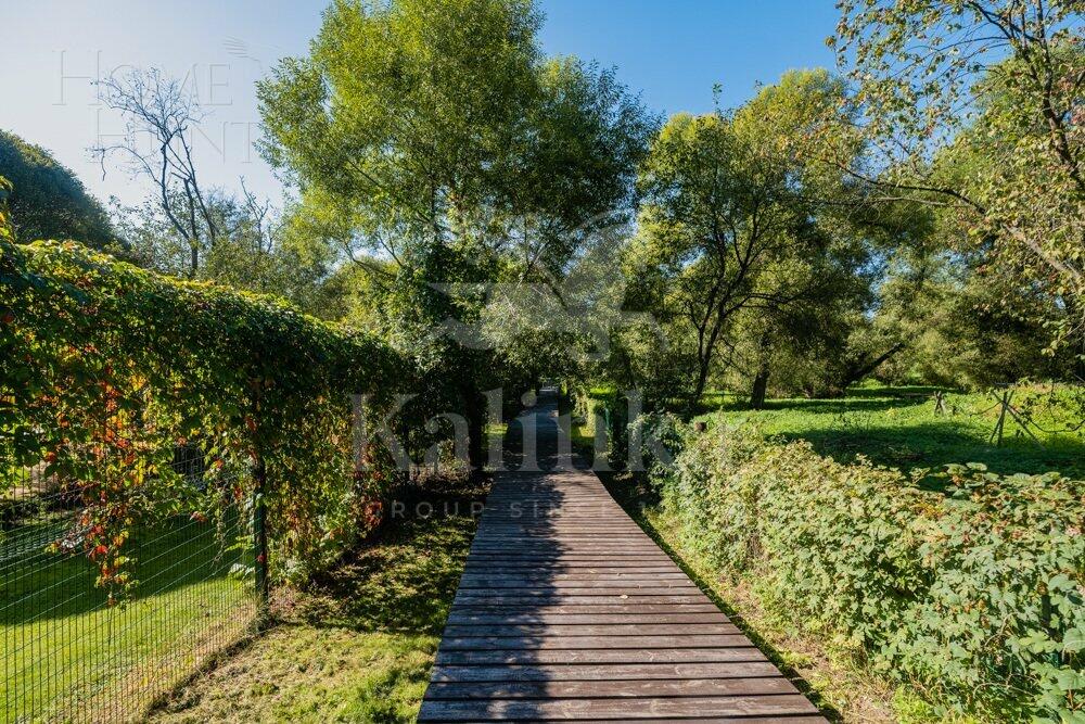 3-этажный коттедж 2 500 м² с отделкой