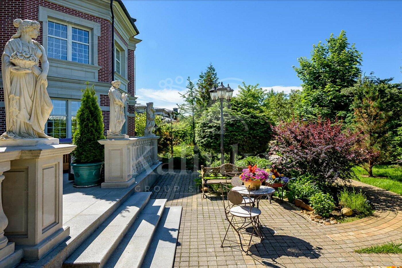 2-этажный коттедж 1 200 м² с отделкой