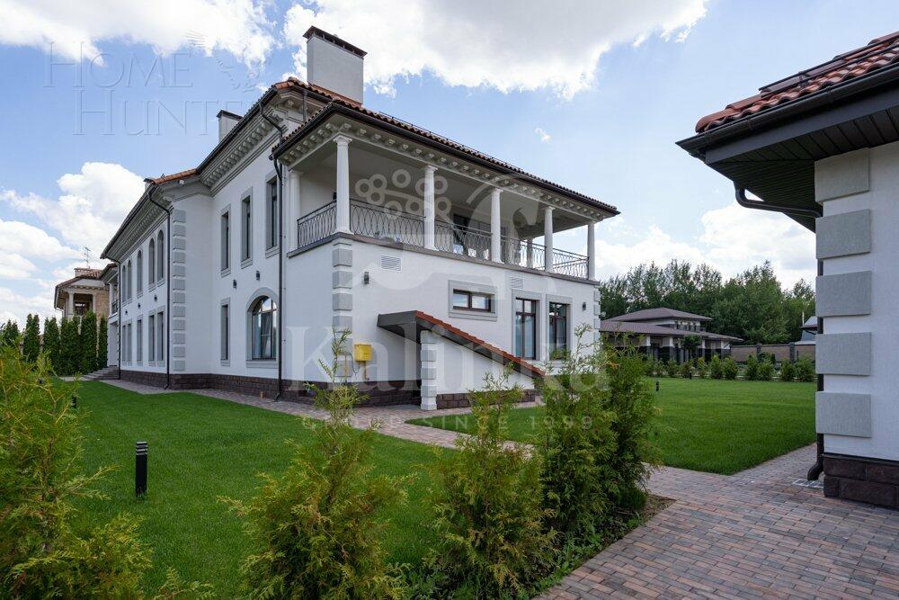 2-этажный коттедж 1 300 м² без отделки