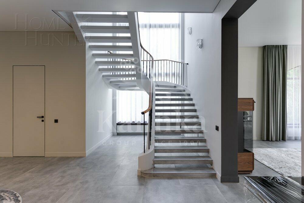 2-этажный коттедж 1 300 м² без отделки