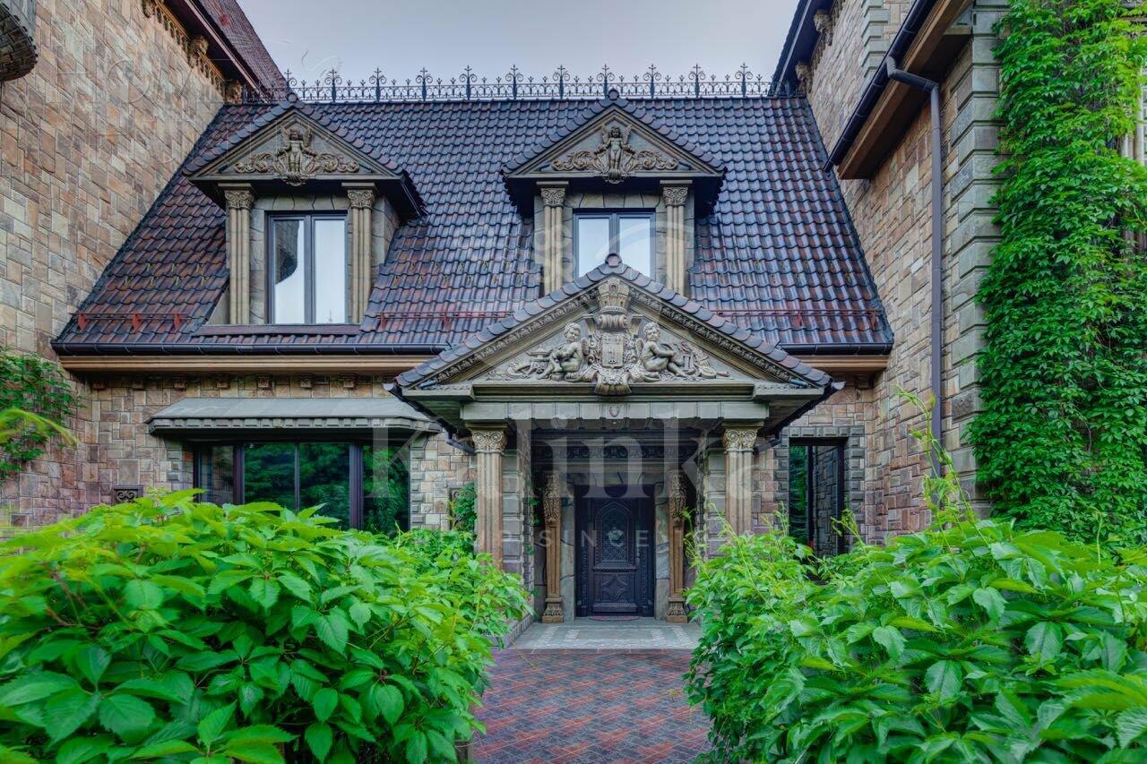 2-этажный коттедж 2 400 м² с отделкой