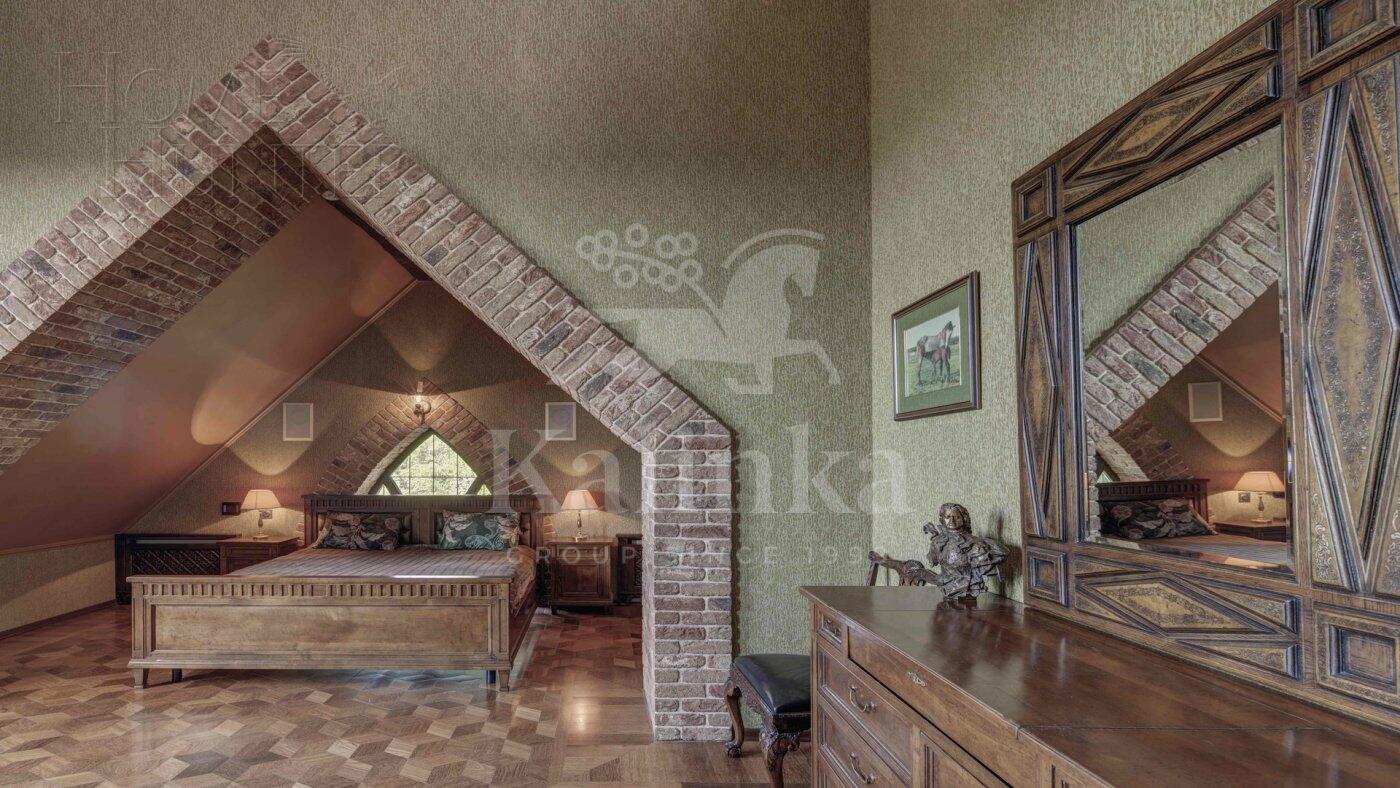 2-этажный коттедж 2 400 м² с отделкой