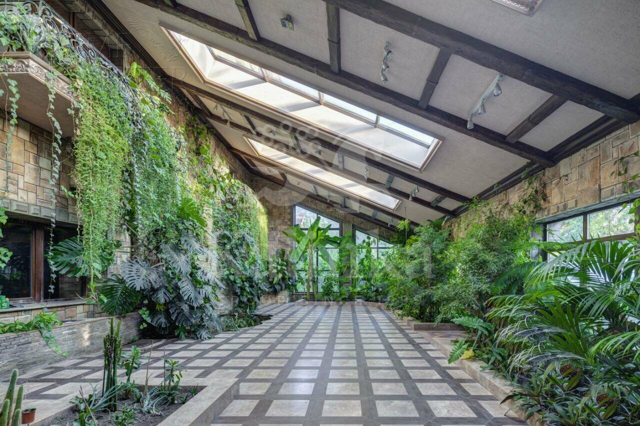 2-этажный коттедж 2 400 м² с отделкой