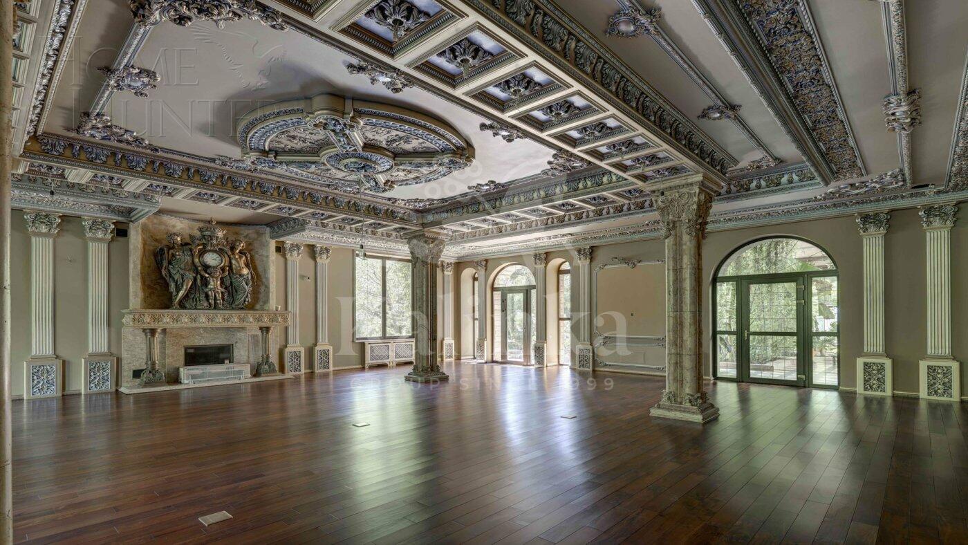 2-этажный коттедж 2 400 м² с отделкой