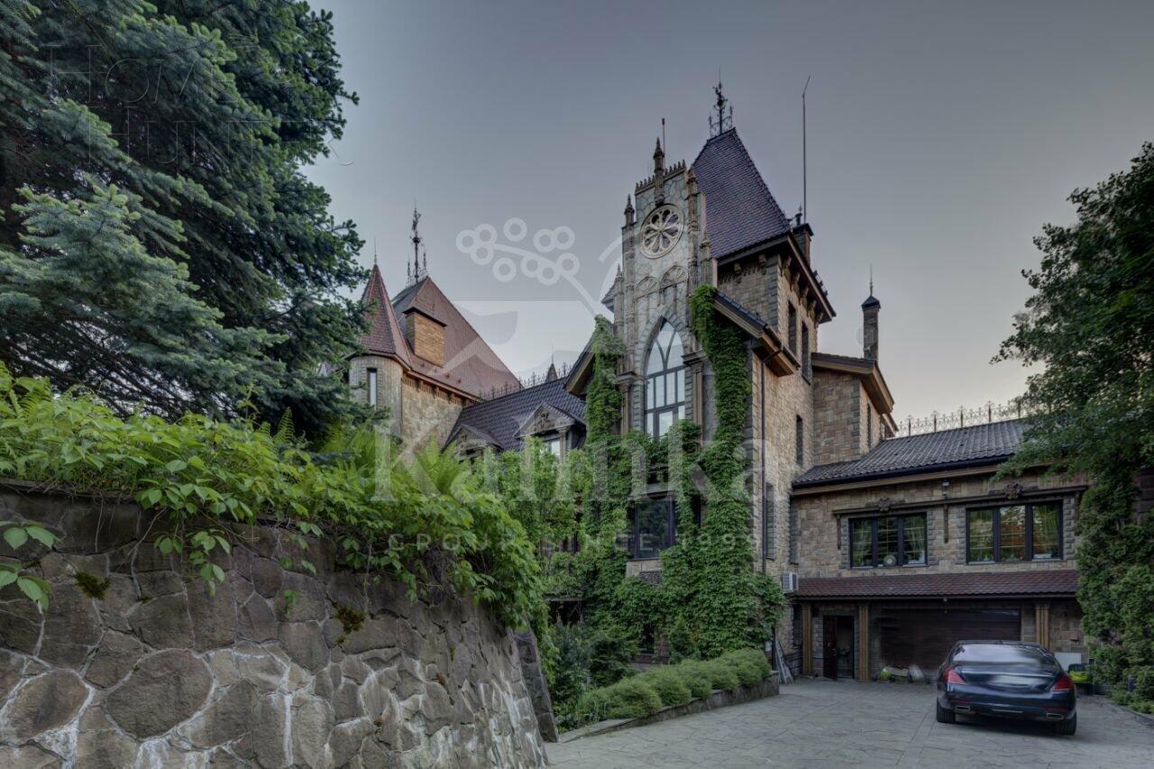 2-этажный коттедж 2 400 м² с отделкой