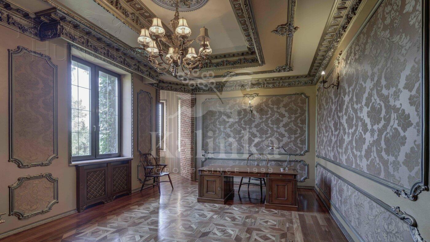 2-этажный коттедж 2 400 м² с отделкой