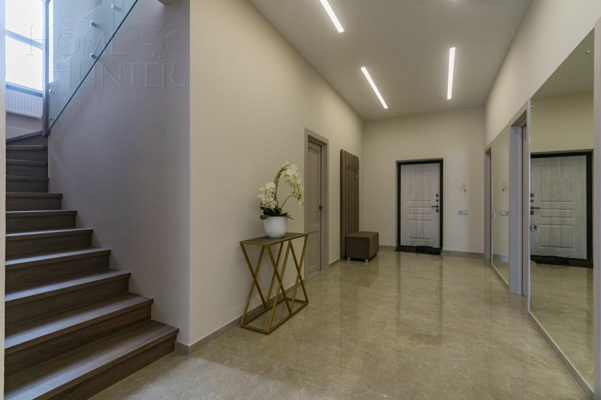 2-этажный коттедж 240 м² с отделкой