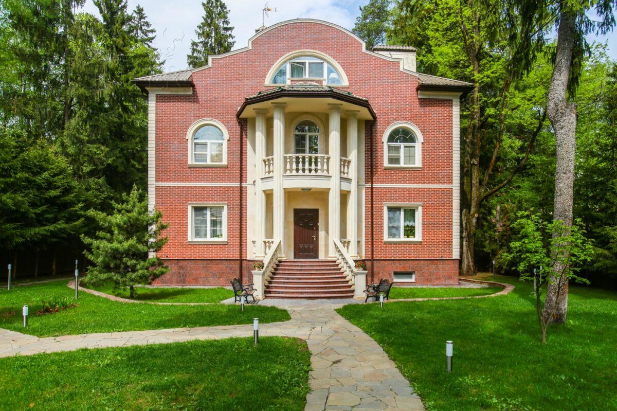 2-этажный коттедж 850 м² с отделкой