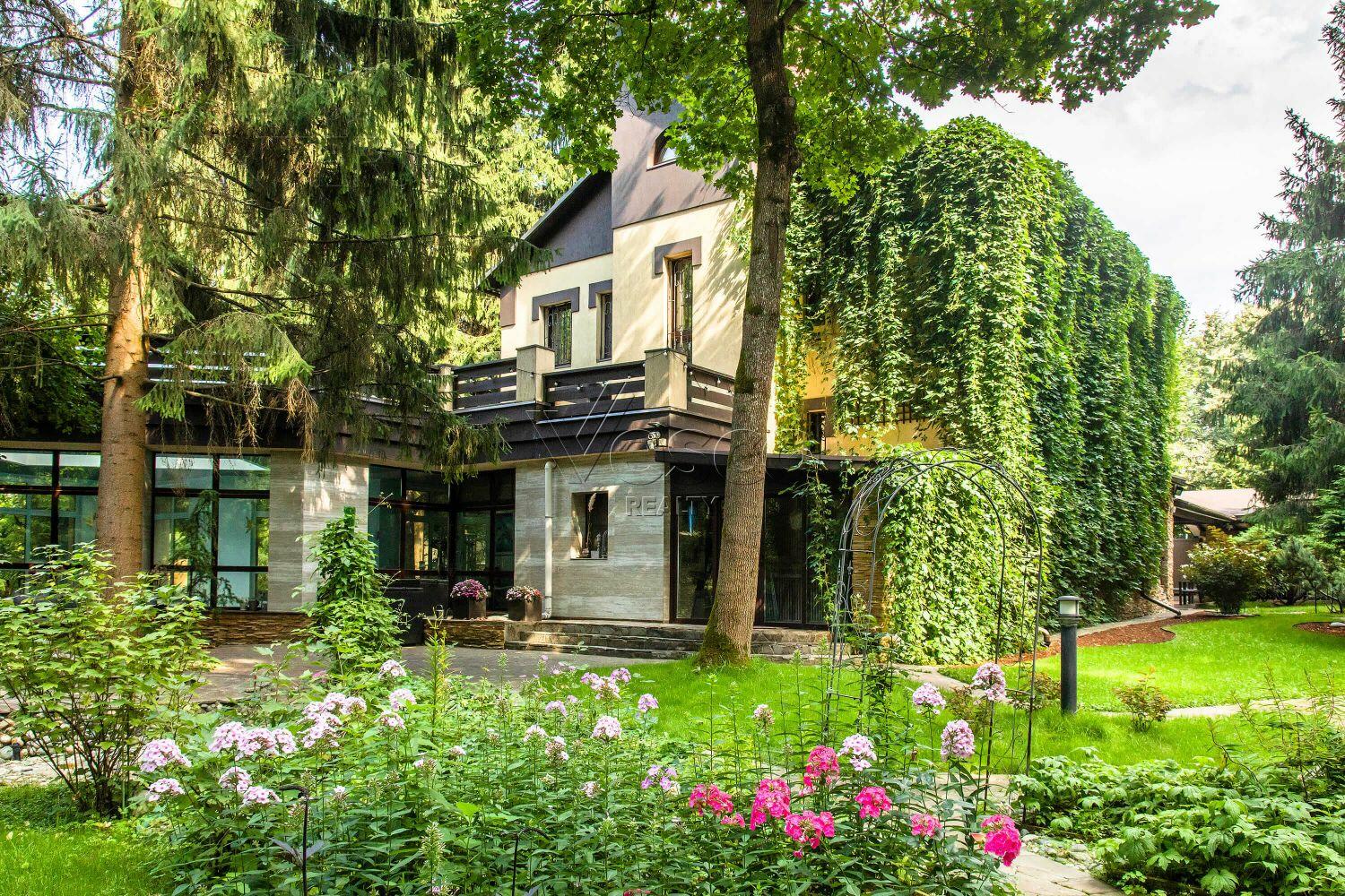 2-этажный коттедж 400 м² с отделкой