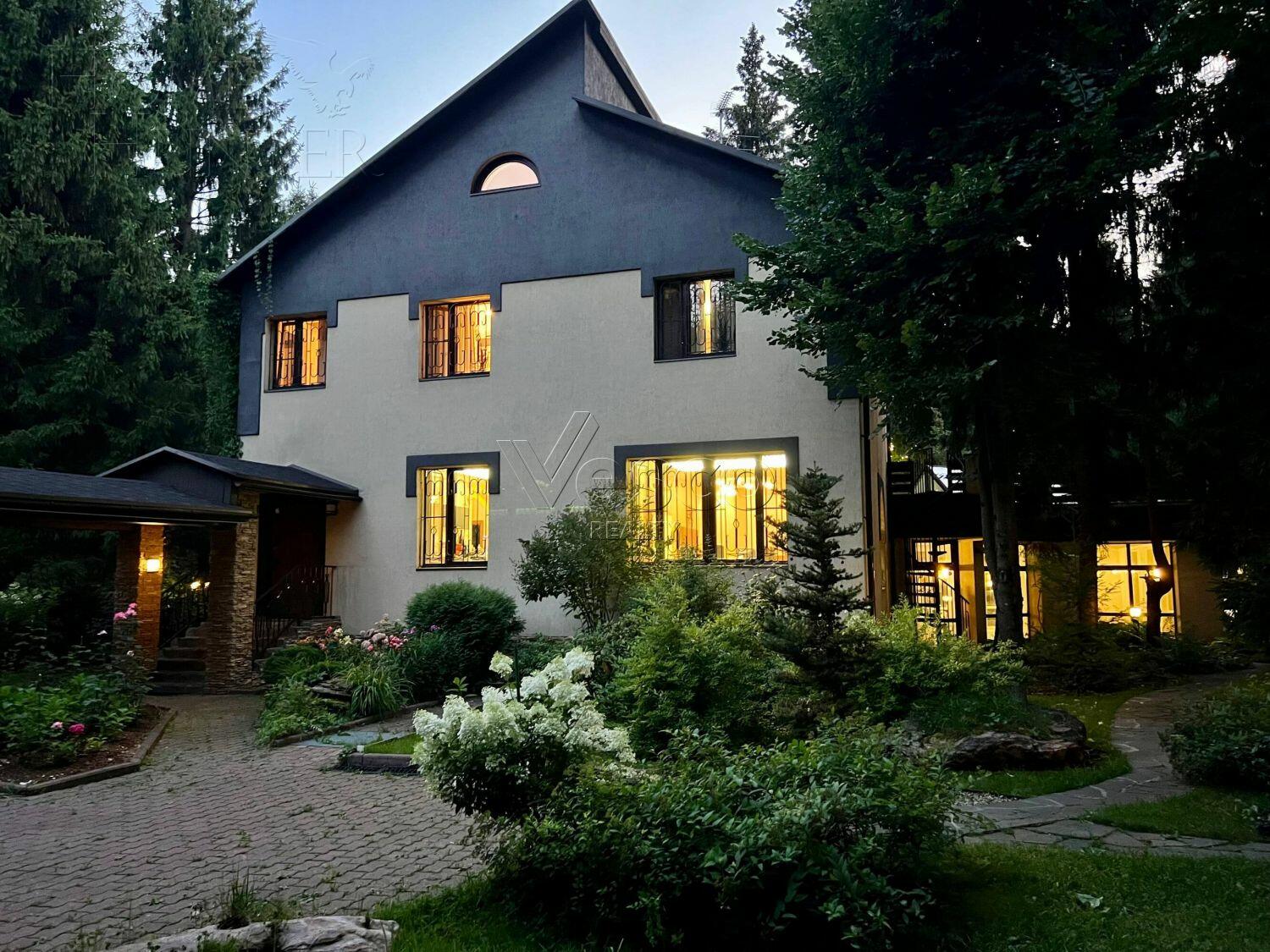 2-этажный коттедж 400 м² с отделкой