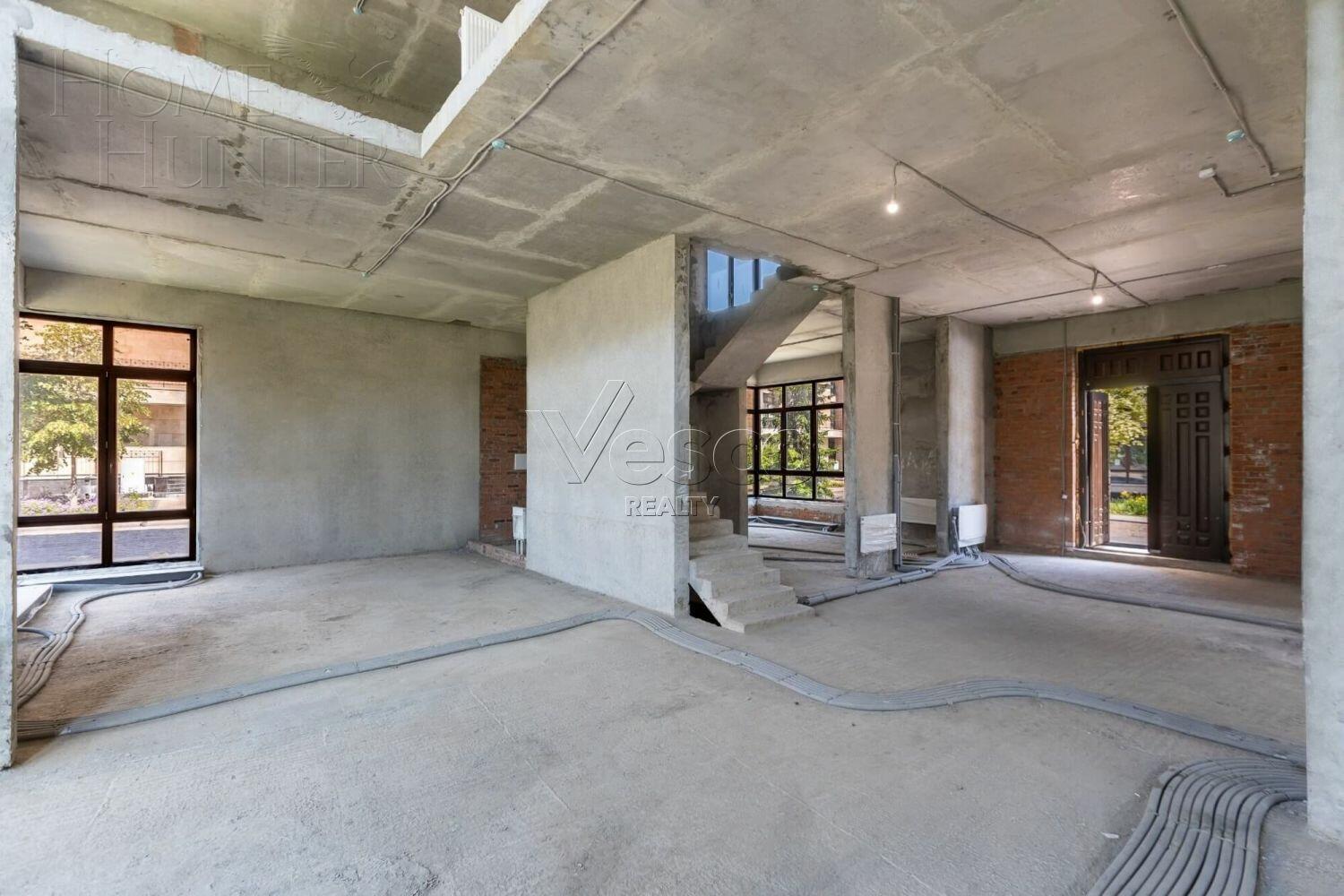 4-УРОВНЕВЫЙ ОСОБНЯК БЕЗ ОТДЕЛКИ 840 М² НА 1 ЭТАЖЕ