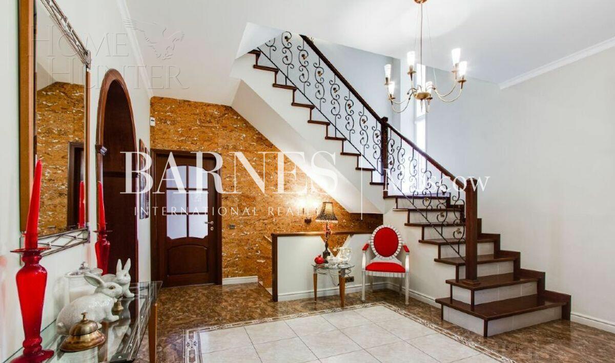 3-этажный коттедж 450 м² с отделкой