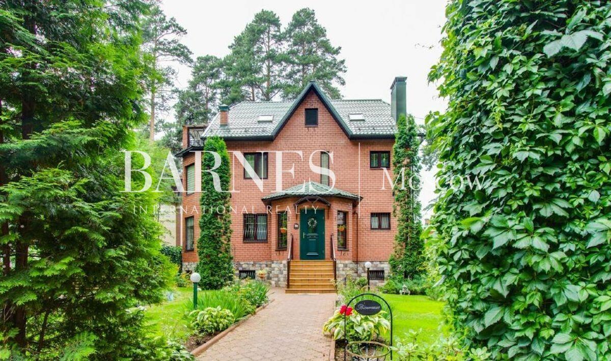 3-этажный коттедж 450 м² с отделкой