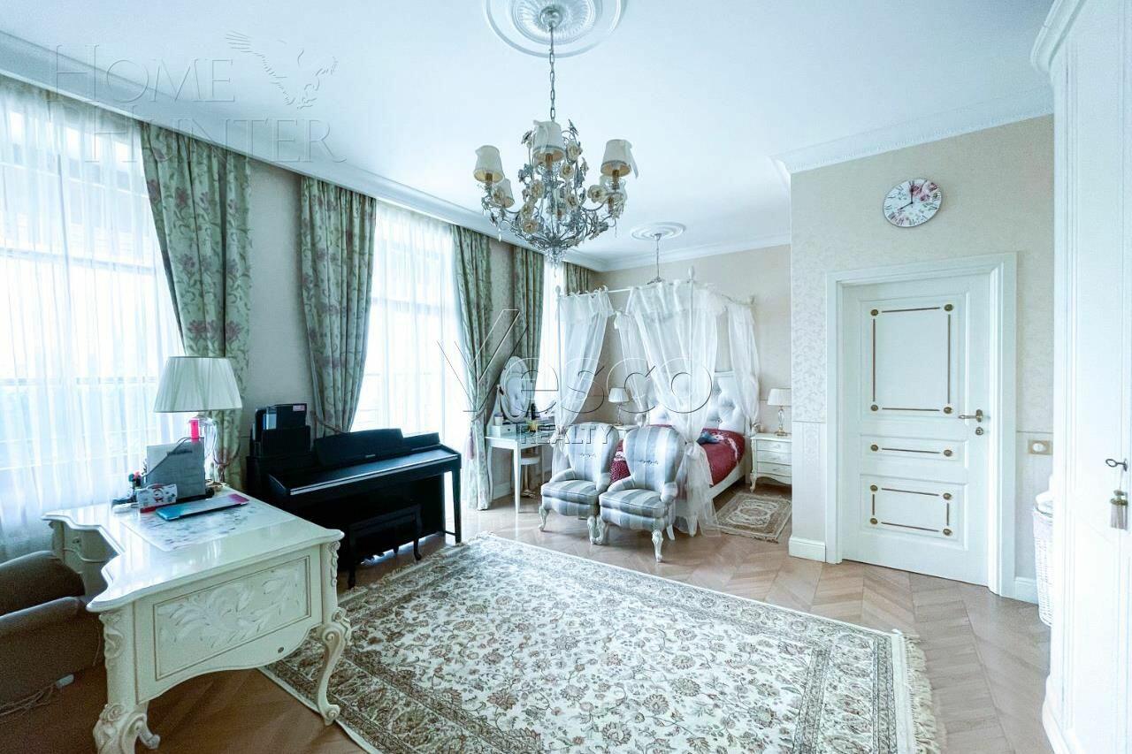 3-этажный таунхаус 700 м² с отделкой