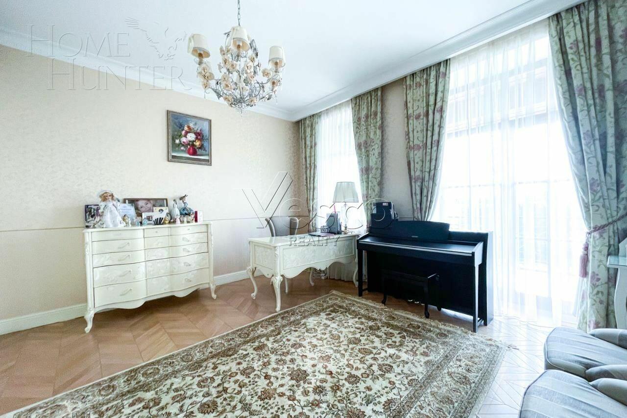 3-этажный таунхаус 700 м² с отделкой