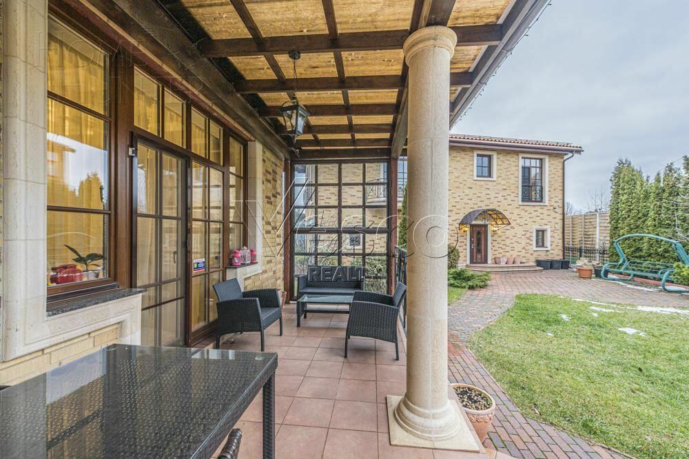 3-этажный таунхаус 700 м² с отделкой