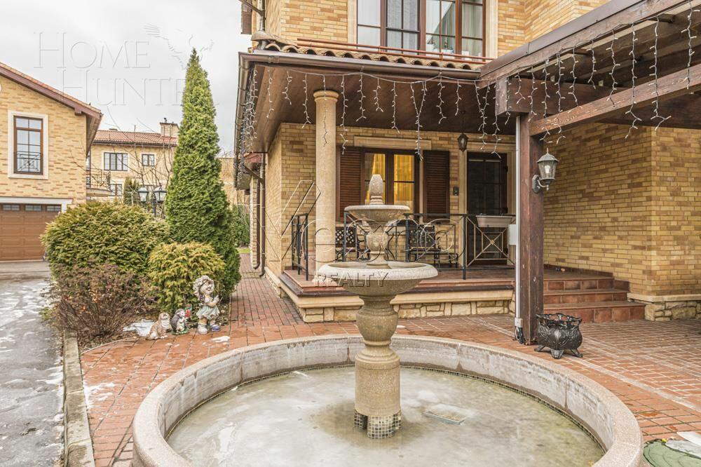 3-этажный таунхаус 700 м² с отделкой