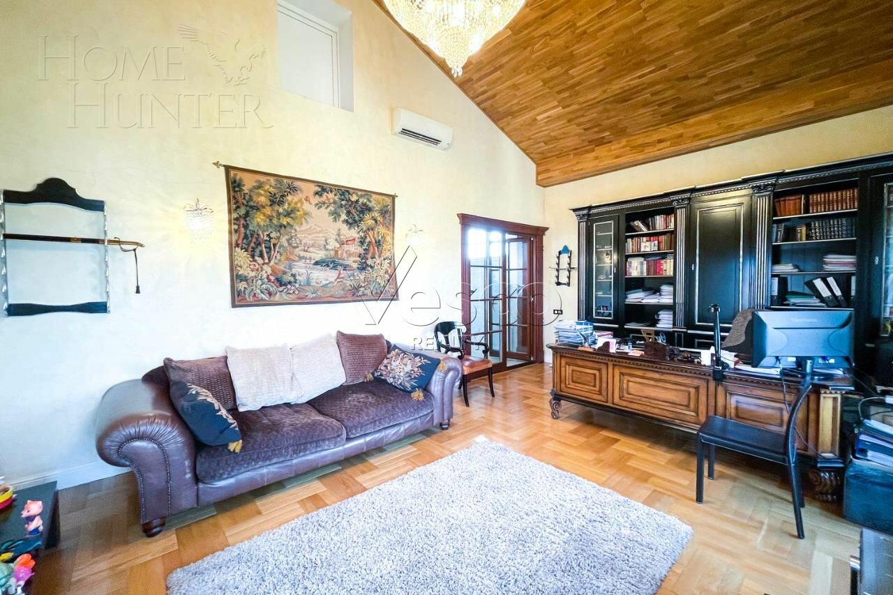 3-этажный таунхаус 700 м² с отделкой