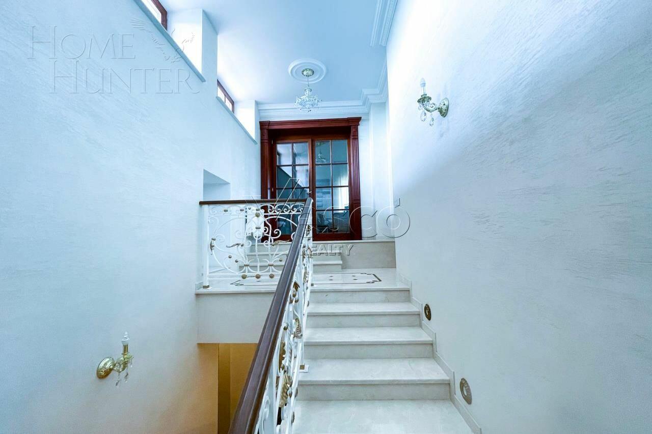 3-этажный таунхаус 700 м² с отделкой