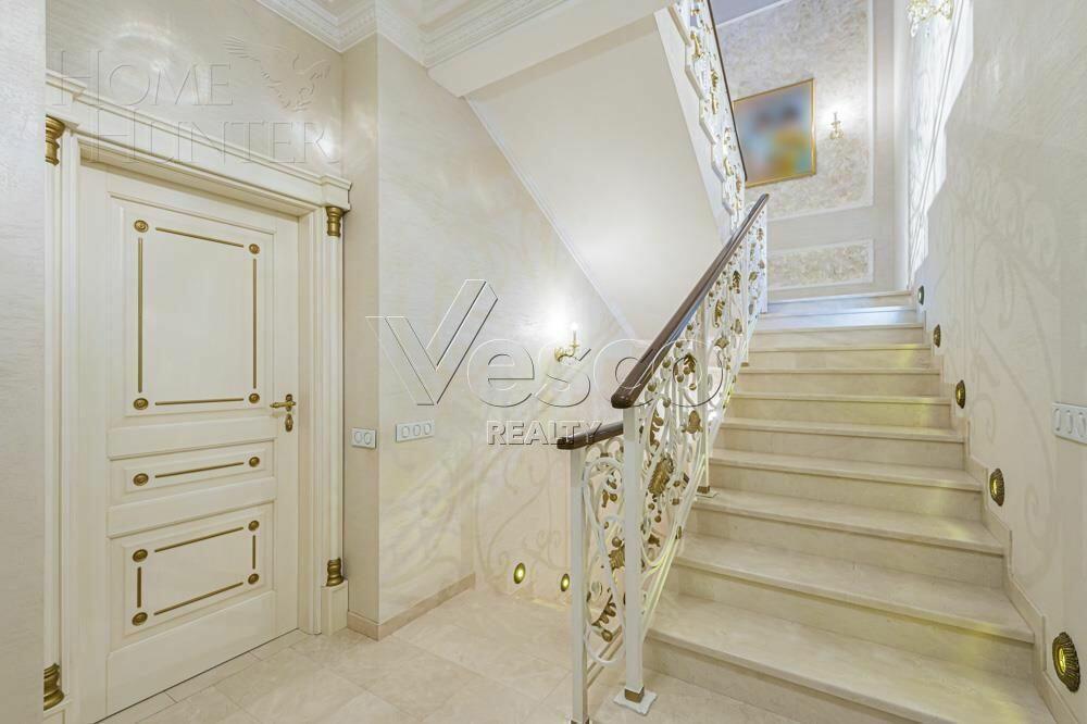 3-этажный таунхаус 700 м² с отделкой