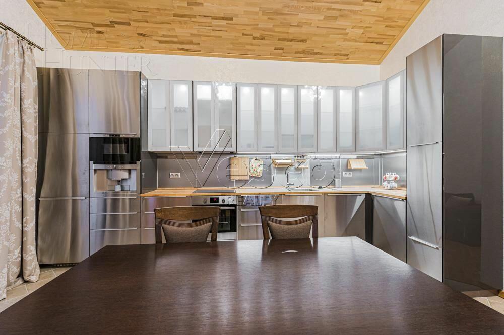 3-этажный таунхаус 700 м² с отделкой