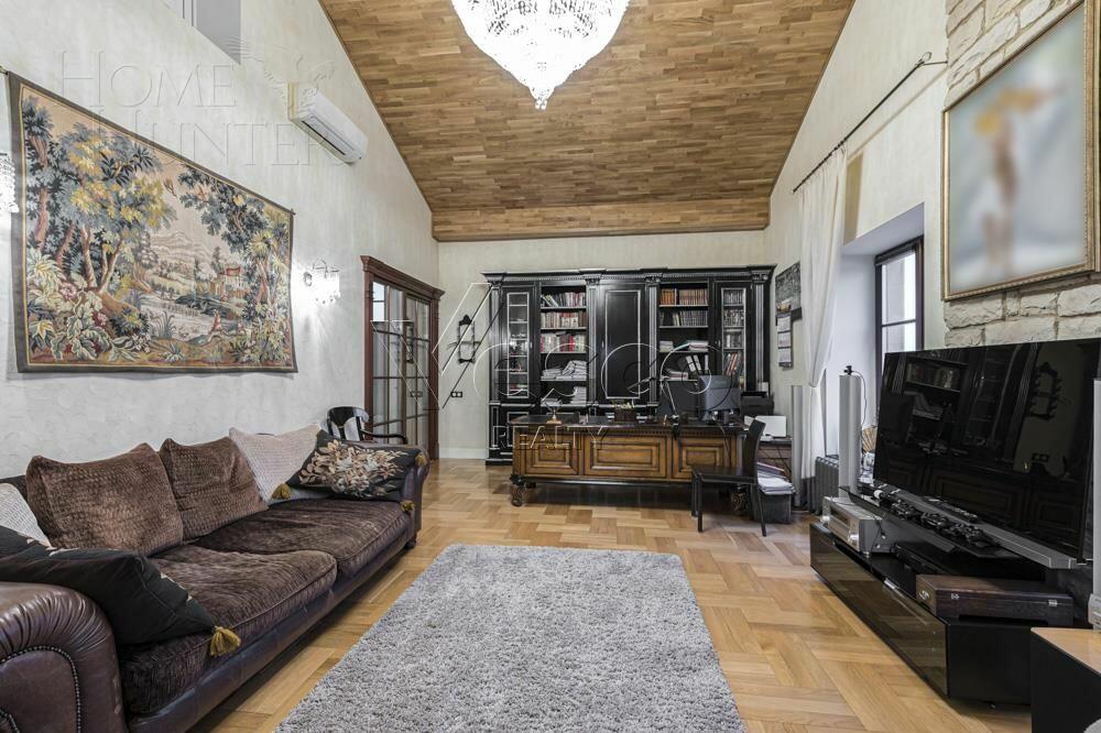 3-этажный таунхаус 700 м² с отделкой