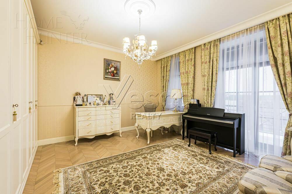 3-этажный таунхаус 700 м² с отделкой