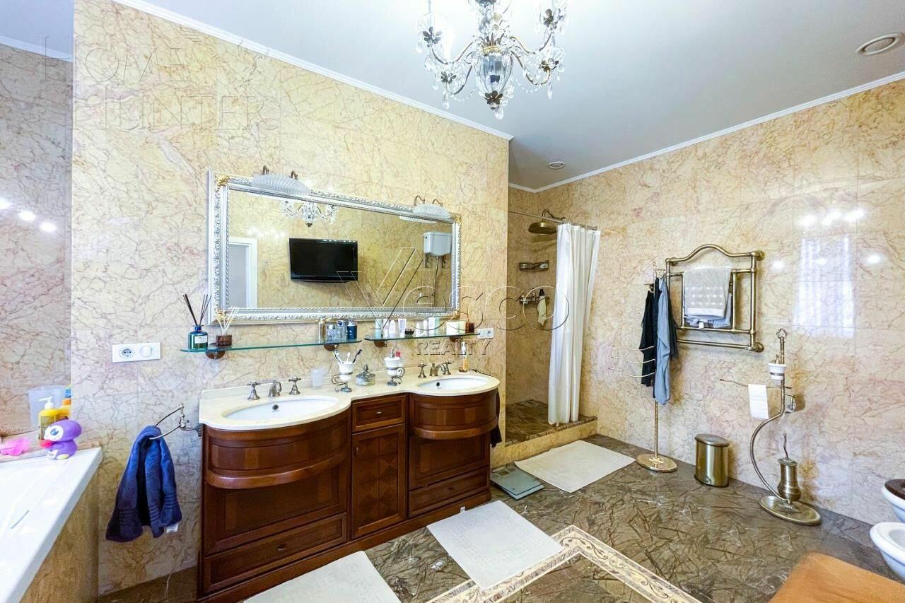 3-этажный таунхаус 700 м² с отделкой