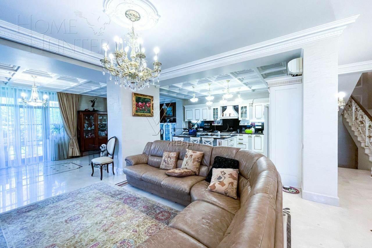 3-этажный таунхаус 700 м² с отделкой