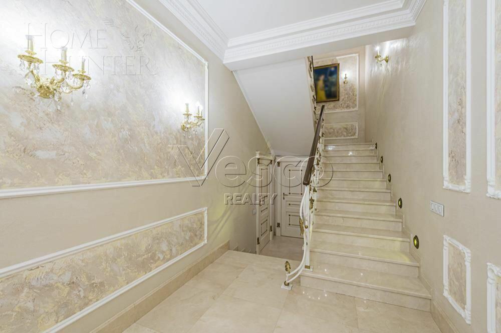 3-этажный таунхаус 700 м² с отделкой