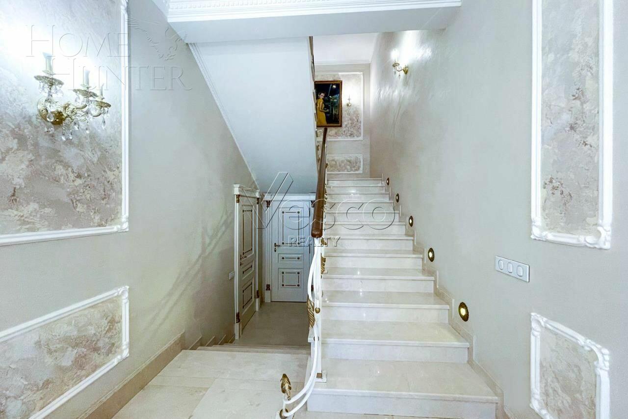 3-этажный таунхаус 700 м² с отделкой