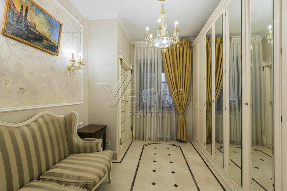 3-этажный таунхаус 700 м² с отделкой