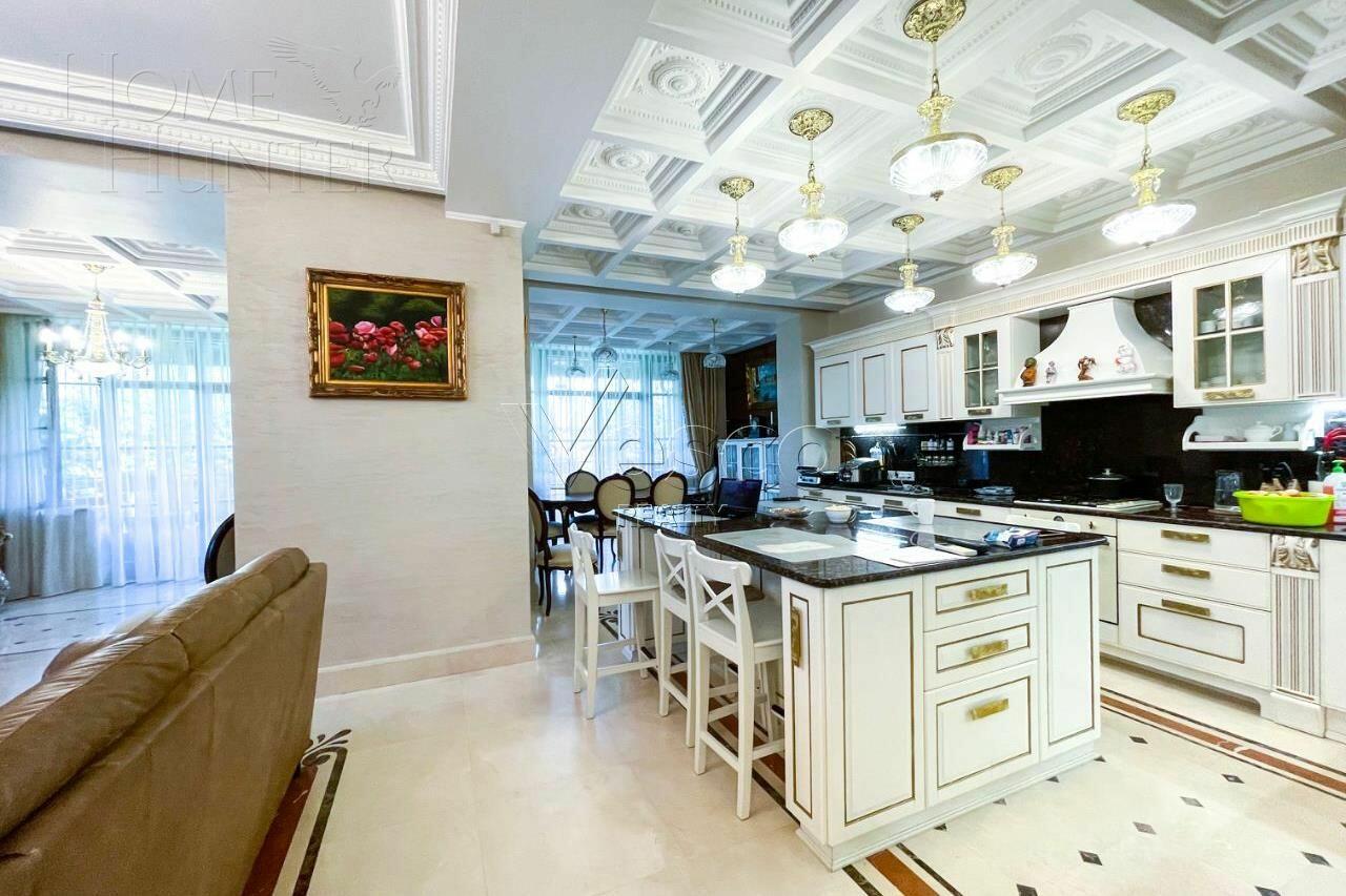 3-этажный таунхаус 700 м² с отделкой