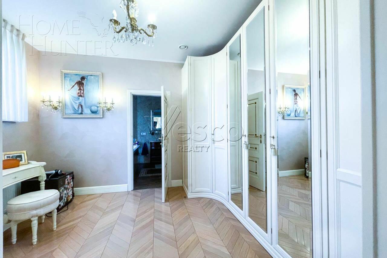 3-этажный таунхаус 700 м² с отделкой