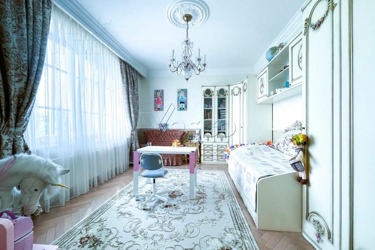 3-этажный таунхаус 700 м² с отделкой