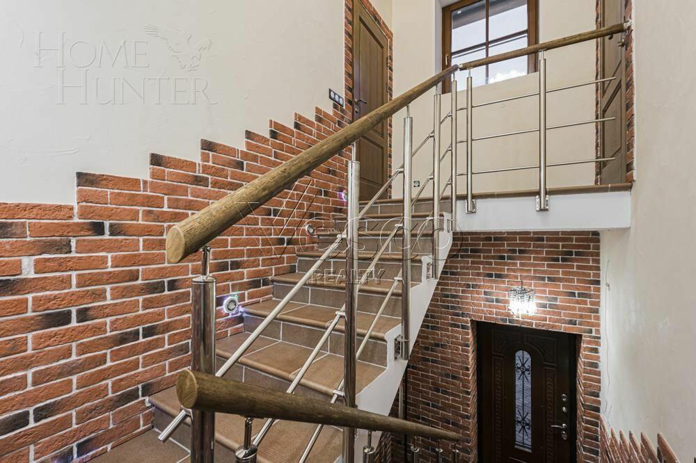 3-этажный таунхаус 700 м² с отделкой