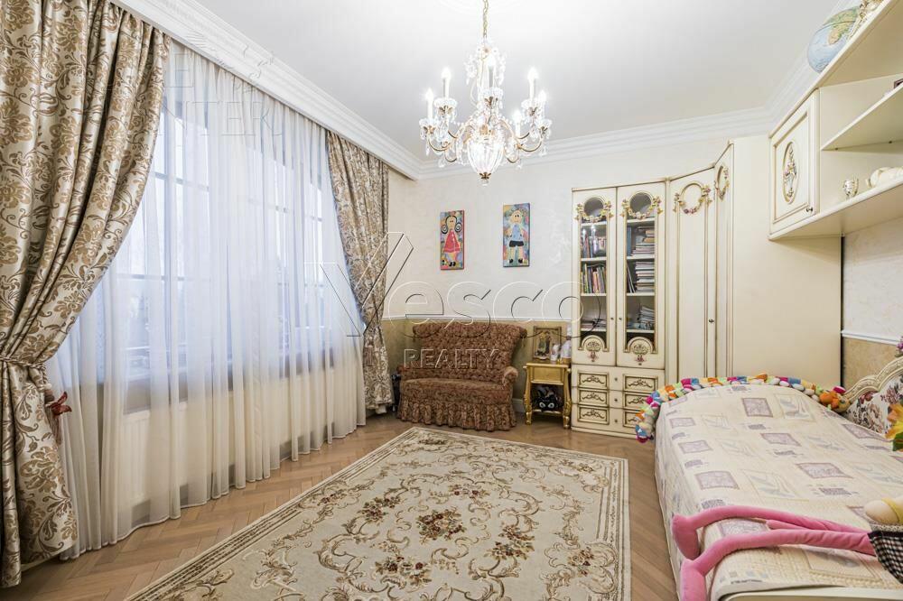 3-этажный таунхаус 700 м² с отделкой